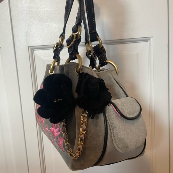 🖤🩷🩶 Rare Juicy Couture Handbag with Black Flowers and Gold Hardware Details - Picture 4 of 16
